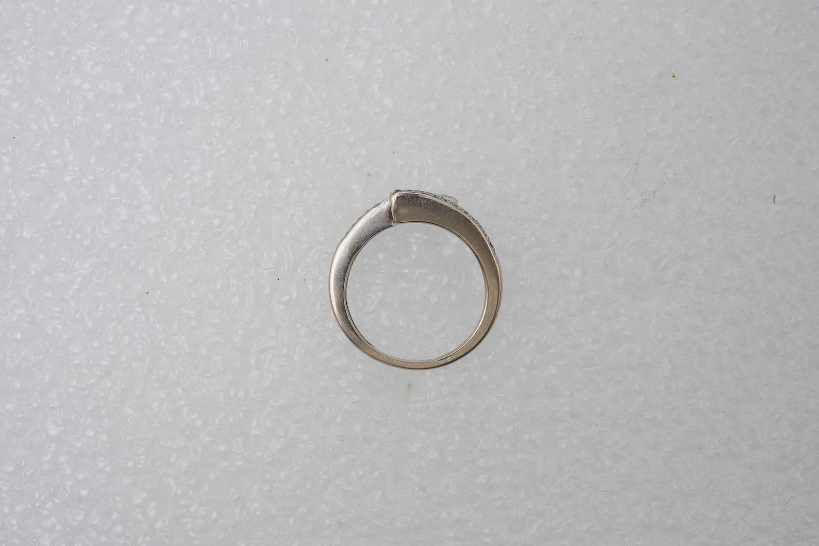 A diamond crossover ring